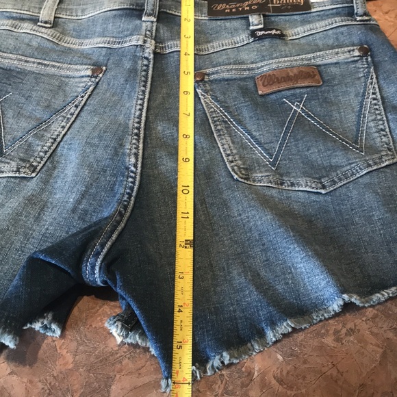 Wrangler retro Bailey high-rise denim shorts - Picture 11 of 12